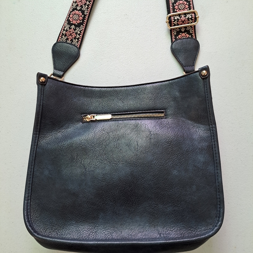 Stylish Black Leather Shoulder Bag with Embroidered Strap - Picture 6 of 6